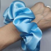 Gumička na vlasy z hodvábu Maxi baby blue na ruke